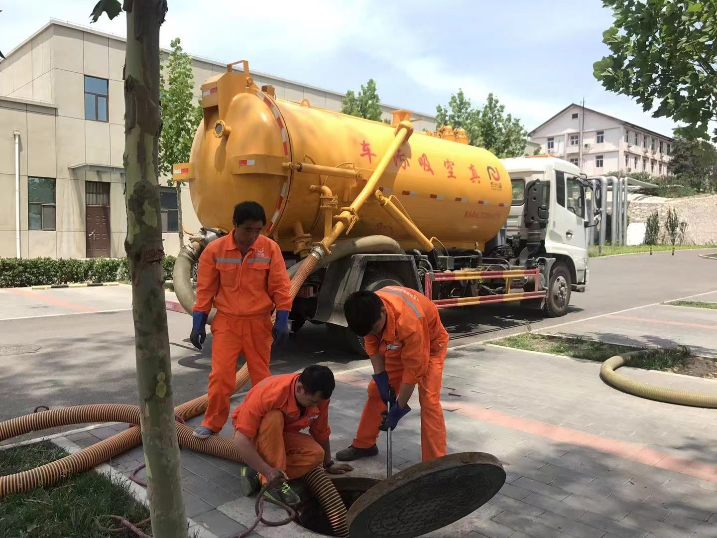 宽城管道疏通车停在窨井附近