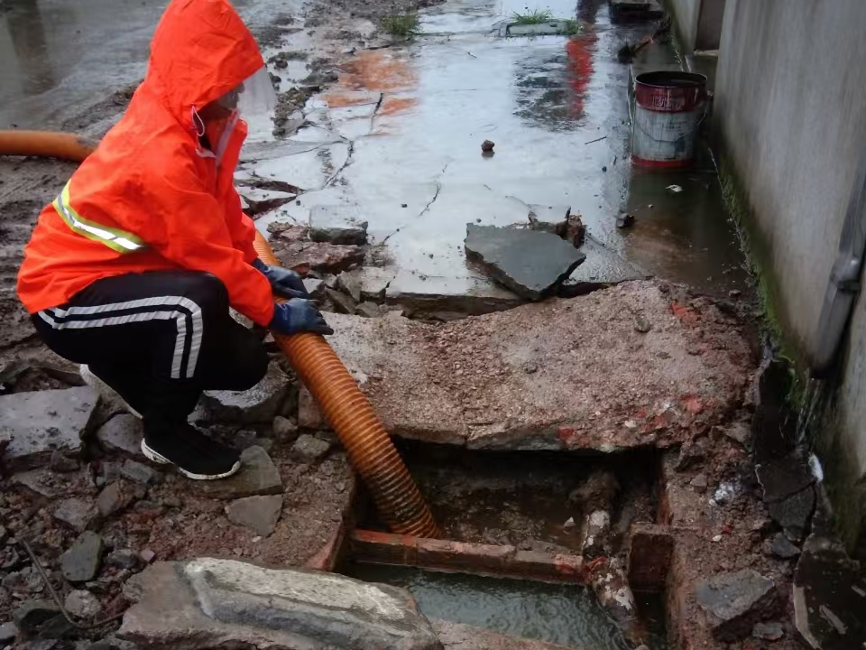 宽城专业清理污水池 炜誉市政以规范流程守护城市 “肠道”